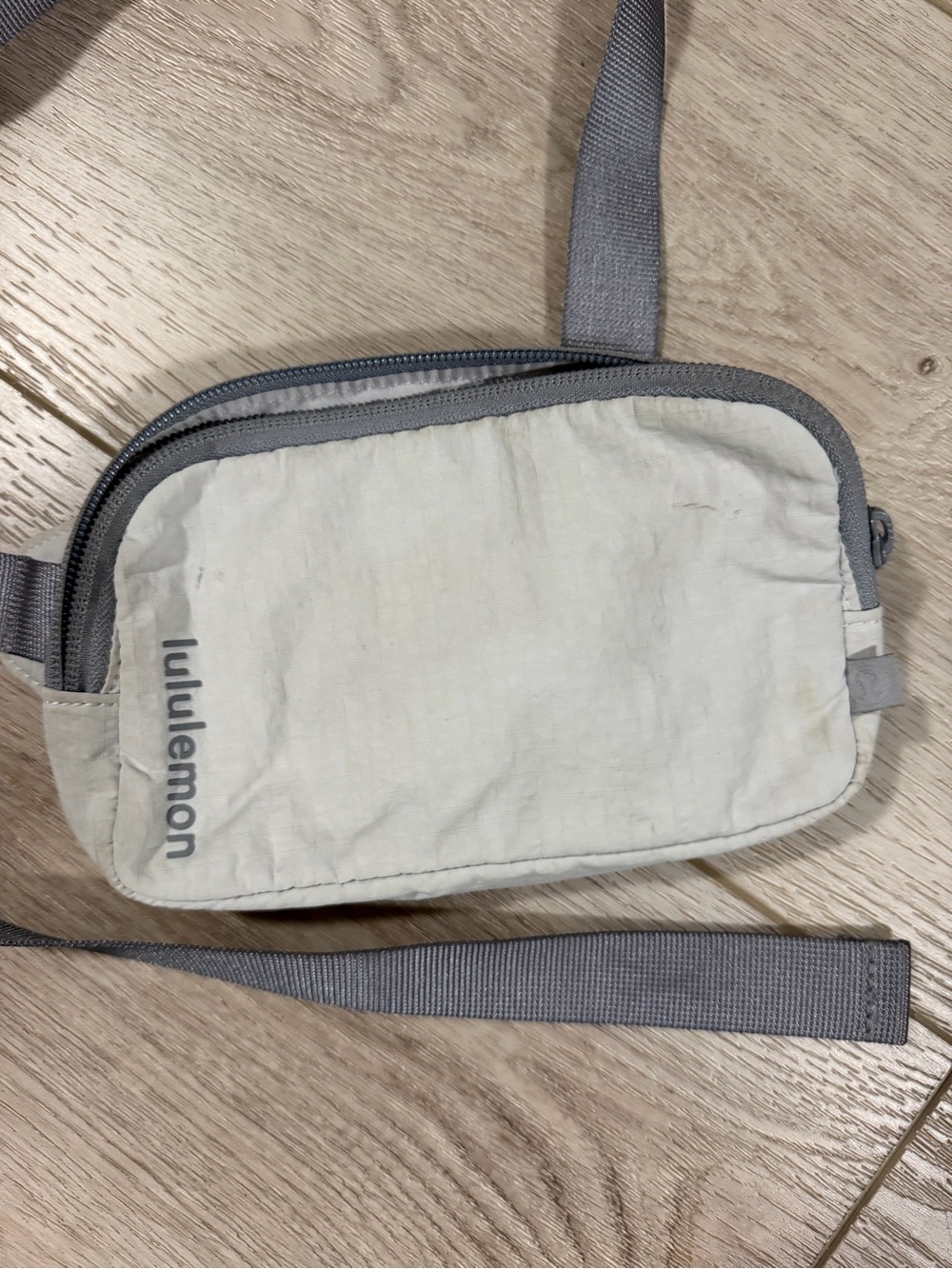 Lululemon Mini Bags Everywhere Gray Nylon Inner Pocket Adjustable Waist Belt
